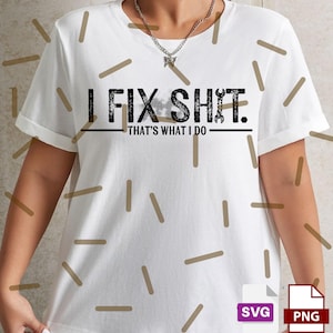 Puede incluir: Camiseta blanca con el texto negro "I FIX SHIT. THAT'S WHAT I DO". El diseño incluye un gráfico de llave inglesa. La camiseta tiene mangas cortas y un dobladillo enrollado. La imagen también incluye iconos de tipo de archivo SVG y PNG.