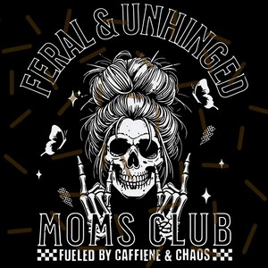 Puede incluir: Dise&ntilde;o gr&aacute;fico negro con una calavera con un mo&ntilde;o desordenado y manos de esqueleto haciendo un gesto de rock and roll. El texto dice "FERAL & UNHINGED" y "MOMS CLUB" con "FUELED BY CAFFIENE & CHAOS" debajo.