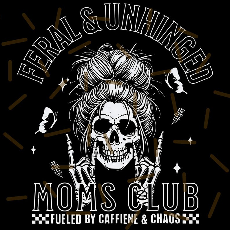 Puede incluir: Dise&ntilde;o gr&aacute;fico negro con una calavera con un mo&ntilde;o desordenado y manos de esqueleto haciendo un gesto de rock and roll. El texto dice "FERAL & UNHINGED" y "MOMS CLUB" con "FUELED BY CAFFIENE & CHAOS" debajo.