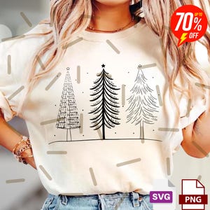 Può includere: Una maglietta color crema con tre alberi di Natale stilizzati in inchiostro nero. Gli alberi hanno disegni diversi, uno dei quali presenta una stella in cima. La maglietta ha anche un'etichetta di vendita con il 70% di sconto.