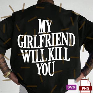 Puede incluir: Sudadera negra con el texto blanco "MY GIRLFRIEND WILL KILL YOU". La prenda tiene un corte holgado y es de color oscuro. La imagen también incluye iconos de archivos SVG y PNG.