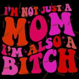 以下が含まれることがあります： 黒色のグラフィックデザイン。テキスト「I'M NOT JUST A MOM I'M ALSO A BITCH」は、ピンク、赤、オレンジの様々な色合いで表現されています。テキストは、星のアクセントが付いた太字のレトロフォントです。