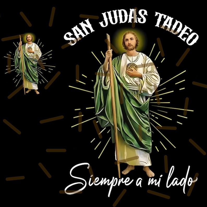 Puede incluir: Gr&aacute;fico de San Judas Tadeo, vestido con t&uacute;nicas blancas y verdes, sosteniendo un bast&oacute;n. El texto "SAN JUDAS TADEO" est&aacute; arqueado sobre la figura, con "Siempre a mi lado" debajo, sobre un fondo negro con detalles dorados.