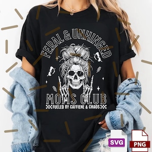 Puede incluir: Camiseta negra con el texto "FERAL & UNHINGED MOMS CLUB" y un gr&aacute;fico de calavera con un mo&ntilde;o desordenado, mariposas y gestos con las manos. La camiseta tambi&eacute;n dice "FUELED BY CAFFIENE & CHAOS".