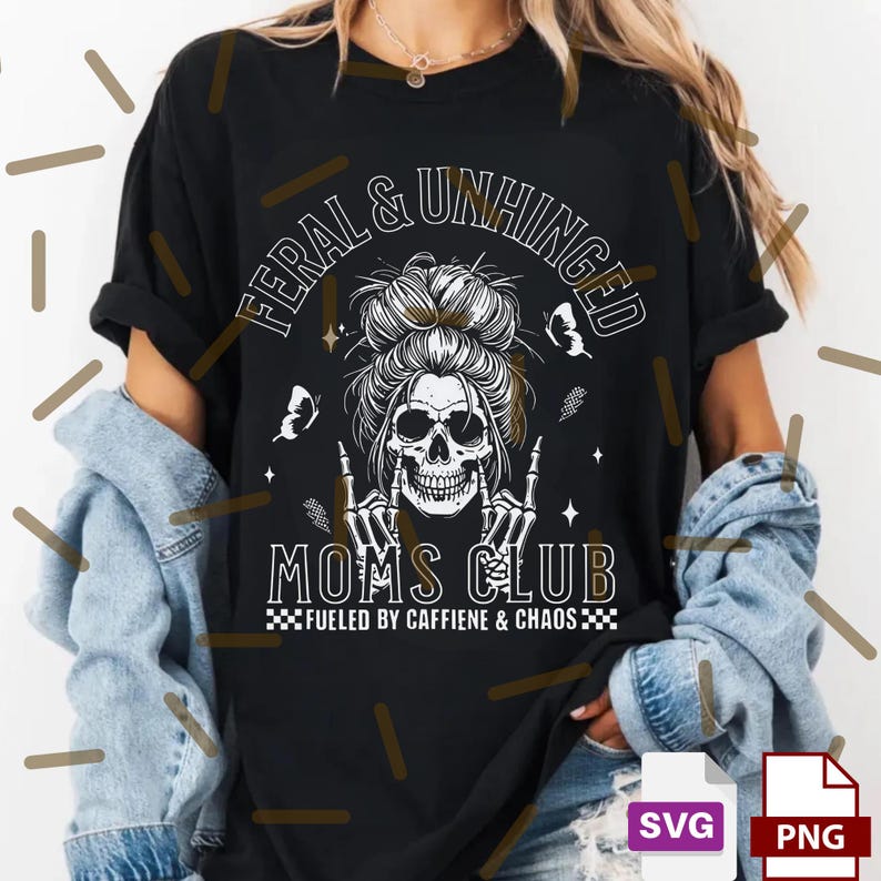 Puede incluir: Camiseta negra con el texto "FERAL & UNHINGED MOMS CLUB" y un gr&aacute;fico de calavera con un mo&ntilde;o desordenado, mariposas y gestos con las manos. La camiseta tambi&eacute;n dice "FUELED BY CAFFIENE & CHAOS".