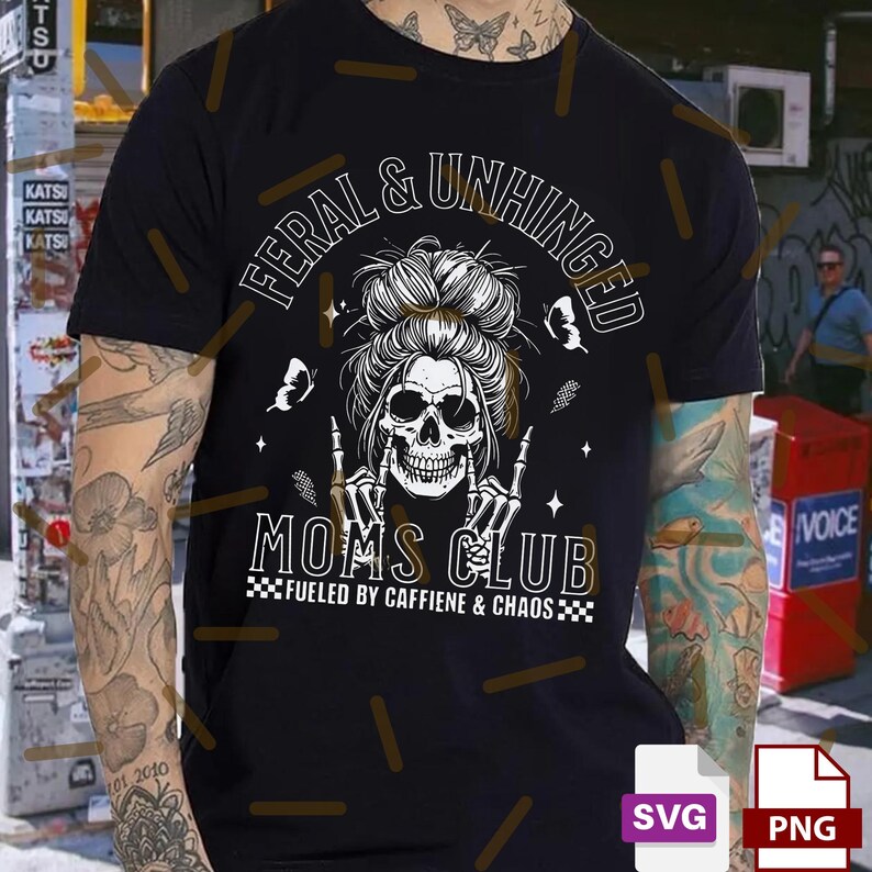 Puede incluir: Camiseta negra con el texto "FERAL & UNHINGED MOMS CLUB" y un gr&aacute;fico de calavera con un mo&ntilde;o desordenado. El texto "FUELED BY CAFFIENE & CHAOS" est&aacute; debajo. El dise&ntilde;o incluye mariposas y estrellas.