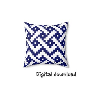 Op de afbeelding: Vierkant kussen met een geometrisch patroon in marineblauw en wit. Het ontwerp heeft een herhalend ruit- en zigzagpatroon. De woorden "Digital download" staan in zwart script onderaan.