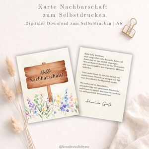 Könnte beinhalten: Ein digitales Download-Kartenset mit Aquarelldesign. Die linke Karte zeigt ein Holzschild mit dem Text "Hallo Nachbarschaft!" über einem Feld bunter Blumen. Die rechte Karte enthält eine Nachricht auf Deutsch.
