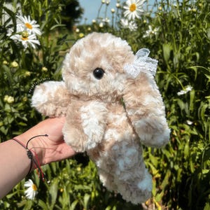 Conejito de peluche esponjoso (Hecho por encargo) / Conejito de peluche esponjoso hecho a mano a crochet con cintas