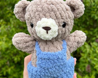 Schattige bruine beer in blauwe overall knuffel, handgemaakte gehaakte knuffel, knuffelbeer