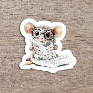 Sticker vinyle souris à lunettes – Illustration mignonne dessinée à la main – Souris avec papier, décoration planner, stocker laptop