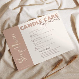 Puede incluir: Una tarjeta rectangular con "CANDLE CARE Instructions" en una combinación de colores rosa pálido y blanco. La tarjeta incluye texto sobre el cuidado de las velas, con el nombre de la tienda en cursiva. Dos espigas de trigo están en primer plano.