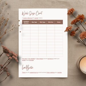 Può includere: Un grafico delle dimensioni dello stoppino stampabile beige per la produzione di candele. Il grafico include campi per il diametro del contenitore, il tipo di stoppino, le dimensioni dello stoppino e le note. Fiori secchi e una candela accesa circondano il grafico.