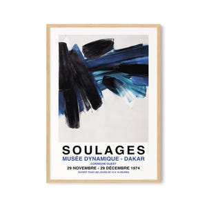 Könnte beinhalten: Ein Plakat für eine Kunstausstellung mit abstrakten blauen und schwarzen Pinselstrichen auf weißem Hintergrund. Der Text lautet "SOULAGES MUSÉE DYNAMIQUE - DAKAR CORNICHE QUEST 29 NOVEMBRE - 29 DÉCEMBRE 1974 OUVERT TOUS LES JOURS DE 10 A 19 HEURES".