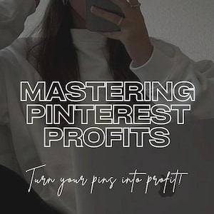 Könnte beinhalten: Eine Person trägt ein weißes Sweatshirt mit dem Text "Mastering Pinterest Profits Turn your pins into profit!" in schwarzem umrandetem Text.