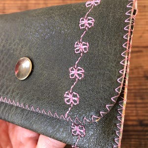 Tarjetero de piel sintética / Monedero bonito / Piel sintética verde oliva y forro floral / Flores bordadas en rosa