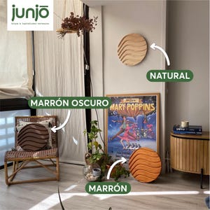 May include: Three round wall decor pieces in different wood tones: natural, brown, and dark brown. The pieces feature a wavy design. The text "MARRÓN OSCURO" is written on the wall above the dark brown piece. The text "NATURAL" is written on the wall above the natural piece. The text "MARRÓN" is written on the wall below the brown piece.
