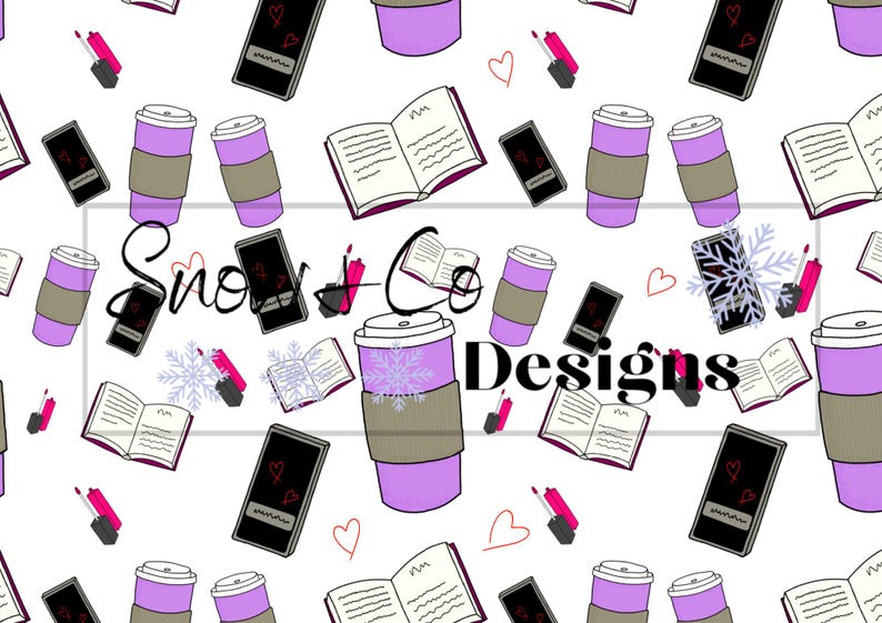 Op de afbeelding: Een herhalend patroon van paarse koffiebekers, open boeken, smartphones en lippenstift tubes op een witte achtergrond. Het ontwerp bevat de tekst "Snow + Co Designs" in een rechthoekig kader, met harten en sneeuwvlokken.
