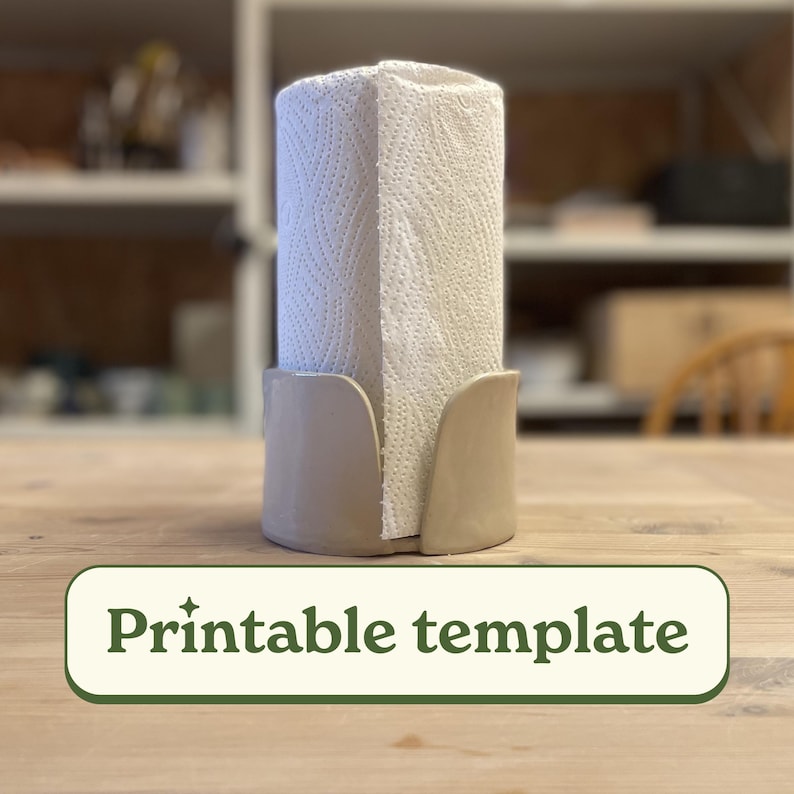 K&ouml;nnte beinhalten: Druckbare Vorlage f&uuml;r einen Papierhandtuchhalter. Die Vorlage ist beige und hat eine abgerundete Form. Der Halter ist f&uuml;r eine Standardrolle Papierhandt&uuml;cher ausgelegt.