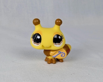Authentic LPS Bee #1135 Rare Littlest Pet Shop Yellow Animal Clubhouse Doll House Collectors Action Figures Made by Hasbro Bug Insect