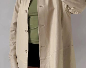 Oversized beige leren trenchcoat, minimalistische winterbovenkleding