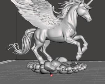 Peut inclure: Sculpture 3D d'une licorne ailée, ou pégase, dans une pose dynamique. La créature mythique est représentée en gris clair, avec des ailes détaillées et une corne en spirale. Elle se dresse sur une base en forme de nuage.