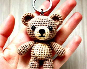 かぎ針編みのクマのキーホルダーのパターン - アミグルミクマ、英語PDF