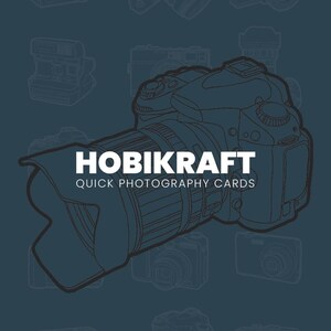 以下が含まれることがあります： レンズと「HOBIKRAFT QUICK PHOTOGRAPHY CARDS」というテキストが書かれたカメラの白黒イラスト。画像は、より小さなカメラのイラストで囲まれています。