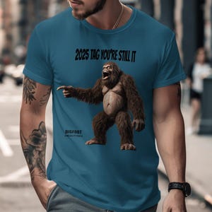 2025 Tag Your Still It T-Shirt, Funny Bigfoot Graphic Tee, Retro Sasquatch Sighting Shirt, Unique Novelty Gift, Humor Hide and seek champion