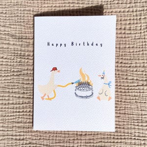 Cartão de aniversário de ganso bobo – ganso bombeiro engraçado com bolo em chamas – Saudação de aniversário de envelhecimento para amigos, pais ou avós