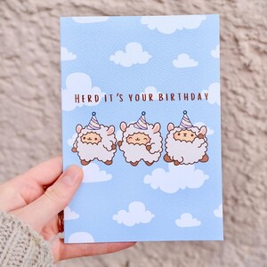 Herde ist dein Geburtstag – Niedliche Schaf Geburtstagskarte, lustiges Wortspiel Bauernhof-Thema Geburtstagsgeschenk, Kawaii Schaf Karte für Freunde, Kinder & Tierliebhaber