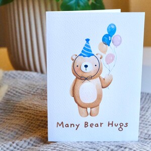 "Spaß Bär mit Luftballon Geburtstagskarte ""Many Bear Hugs"" - süße und einzigartige Grußkarte für jeden Anlass, Kinder, Erwachsene und Freunde