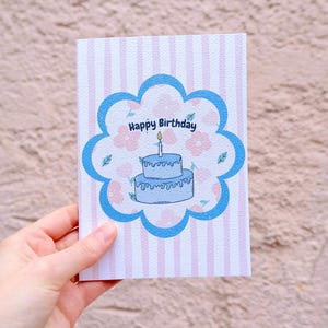 Biglietto di auguri di buon compleanno - Design carino con torta e fiori - Biglietto di auguri estetico pastello - Illustrazione dolce e a strisce
