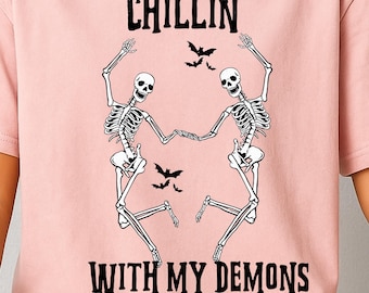 T-shirt Chillin' With My Demons skelet, grappig gotisch shirt, grafische T-shirt Halloween-skelet, spookachtige geestelijke gezondheidshumor, grappig png PNGEgg