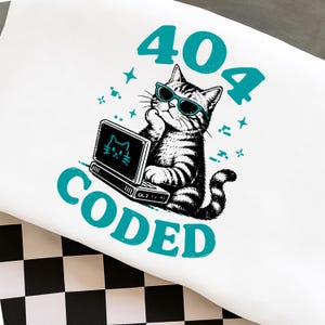 Könnte beinhalten: Eine weiße Grafik mit einer getigerten Katze, die eine Sonnenbrille trägt und einen Laptop benutzt. Der Text "404 CODED" ist türkis. Die Katze ist in Schwarz und Weiß mit türkisfarbenen Akzenten gezeichnet.