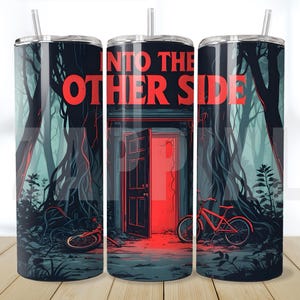 Puede incluir: Un vaso de acero inoxidable con un diseño envolvente que presenta una ilustración roja y negra. El diseño incluye una puerta, bicicletas y el texto "INTO THE OTHER SIDE" en rojo. El vaso tiene una pajita.