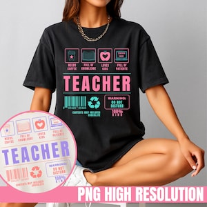 Puede incluir: Camiseta negra con un diseño gráfico rosa y turquesa para profesores. El diseño incluye iconos y texto que dice "Necesita café", "Lleno de conocimiento", "Ama a los niños" y "Lleno de paciencia". La palabra "Profesor" se muestra de forma destacada.