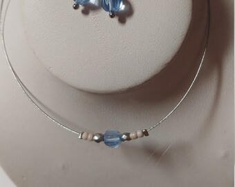 Sencillo conjunto de aretes y collar azul