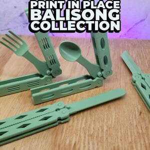 Puede incluir: Una colección de cuatro cuchillos balisong impresos en 3D, de color verde. Los cuchillos están en varias posiciones abiertas y cerradas. El texto "PRINT IN PLACE BALISONG COLLECTION" es visible en la parte superior de la imagen.