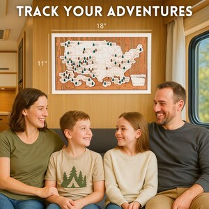 Puede incluir: Un mapa de madera de los Estados Unidos, de 45,7 cm de ancho y 27,9 cm de alto, con peque&ntilde;os alfileres en forma de &aacute;rbol que marcan ubicaciones. El mapa est&aacute; enmarcado en blanco y cuelga de una pared con paneles de madera. El texto "TRACK YOUR ADVENTURES" est&aacute; en la parte superior.
