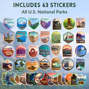 Puede incluir: Un conjunto de 63 pegatinas con ilustraciones de parques nacionales de EE. UU., como Yosemite y Yellowstone. Las pegatinas presentan ilustraciones coloridas de paisajes y fauna, con texto que indica los nombres de los parques y la frase "All U.S. National Parks".