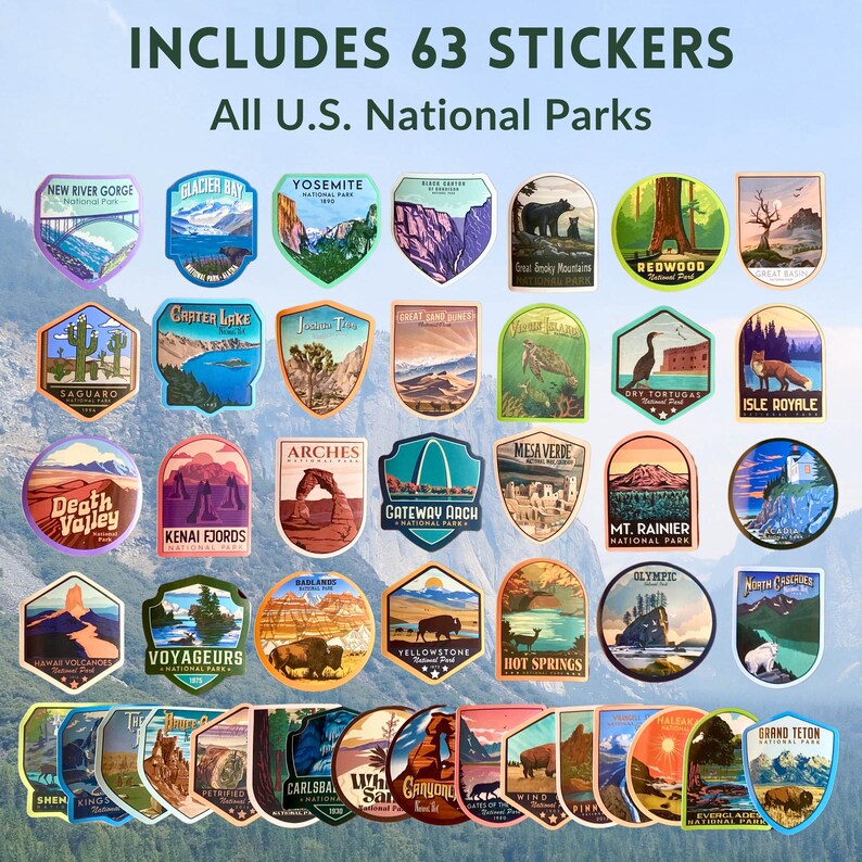 Puede incluir: Un conjunto de 63 pegatinas con ilustraciones de parques nacionales de EE. UU., como Yosemite y Yellowstone. Las pegatinas presentan ilustraciones coloridas de paisajes y fauna, con texto que indica los nombres de los parques y la frase "All U.S. National Parks".