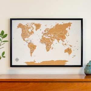 Mapa mundial grande de corcho enmarcado con chinchetas / Tablero de anuncios de viaje con banderas de países
