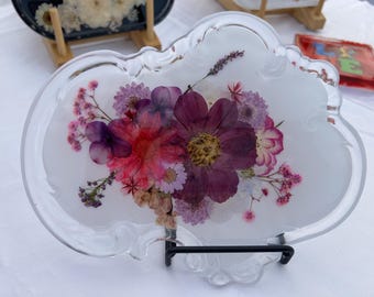 Tablett aus Kunstharz mit gepressten Blüten – Botanisches abstraktes Deko-Element, Schmuckschale