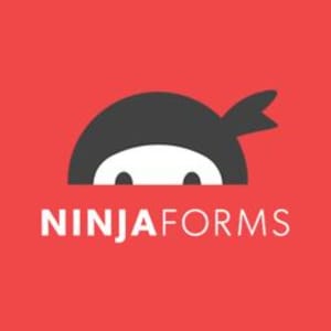 Op de afbeelding: Een rode achtergrond met de witte tekst "NINJAFORMS" onder een gestileerde ninja-hoofd-afbeelding. De ninja-kop is zwart met een wit gezicht en kleine zwarte ogen.