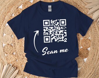 Może przedstawiać: Koszulka w kolorze granatowym z białym kodem QR i nadrukiem "Scan me" z przodu.