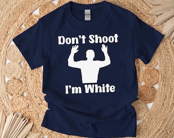 Camiseta blanca con el mensaje "No dispares, soy yo", divertida y humorística.