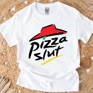 Bees Knees Tees T-Shirt Divertente Pizza Slut - Bianca, 100% Cotone, Taglia XL - 2