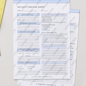 Könnte beinhalten: Zwei weiße Activity Record Sheets mit blauen Rändern sind gestapelt. Die Blätter enthalten Textfelder zur Aufzeichnung von Informationen, einschließlich Aktivitätstitel, Datum, Lernabsicht und Fachgebiete. Die Blätter haben auch Abschnitte für die Elternbewertung und Notizen.