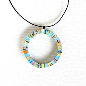 Collier carte du monde • Cadeau professeur de géographie • Cadeau voyageur explorateur désireux de voyager • Cadeau interurbain unique • Collier pendentif respectueux de l'environnement